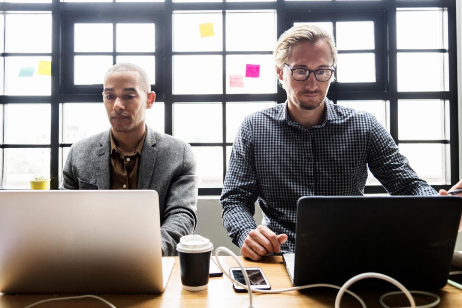 Arbeitsbereich mit Finanzanalysen und Forschungsunterlagen