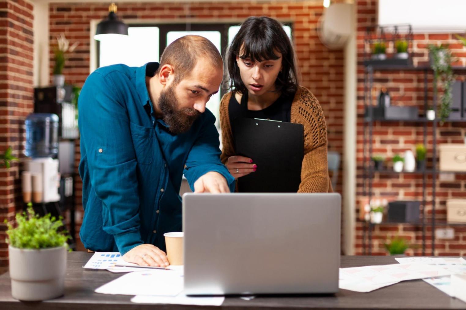 Finanzanalyst arbeitet mit Datenvisualisierungen und Marktforschungstools am Schreibtisch